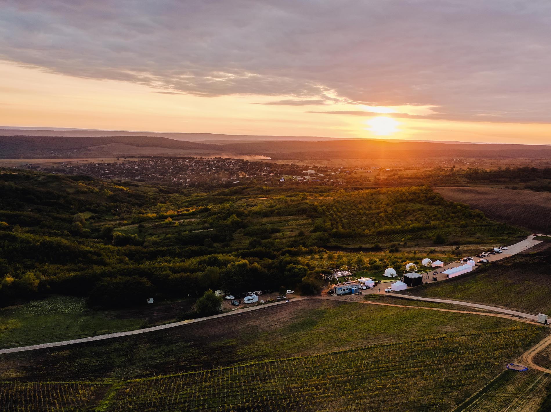 Hill & Valley Locație